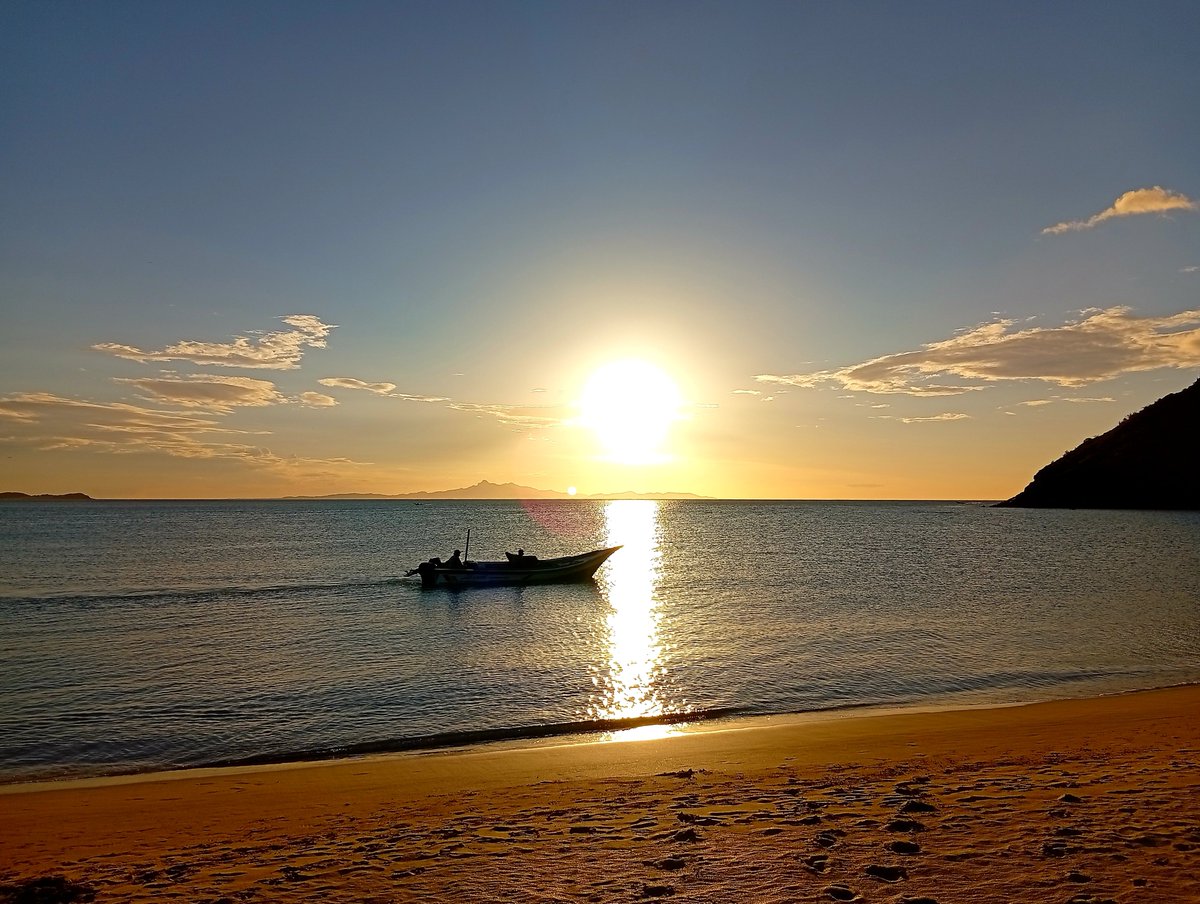 moisesandradel's tweet photo. Atardecer en Playa La Galera, Juangriego, Isla de Margarita, Venezuela, fotos tomadas, Gracias a DIOS, el 10/10/2026, entre las 17:32 y las 17:33 horas.
#DIOS #JESUCRISTO
#ESPIRITUSANTO #LaBiblia
#LaPalabraSagrada
#IsladeMargarita
#Playas
#PaisajesBellos
#Atardeceres
#Amaneceres https://t.co/OCls3pLOsJ