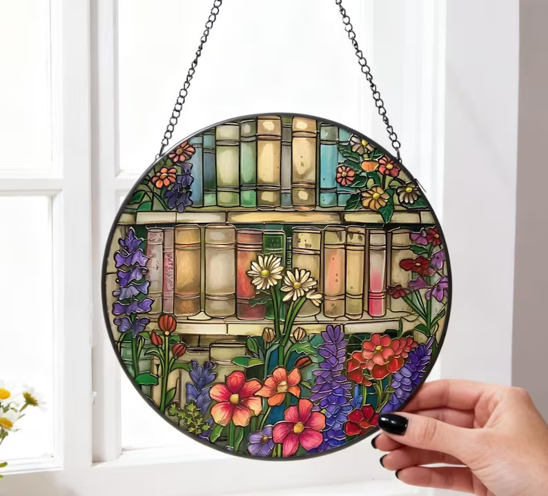 kankancarving's tweet photo. Add a touch of magic to your reading nook with this handmade floral bookshelf stained glass suncatcher! The perfect gift for book lovers and wildflower fans. 

#BookLovers #StainedGlass #Suncatcher #BookishGifts #FloralDecor https://t.co/whAQQ8JH6i