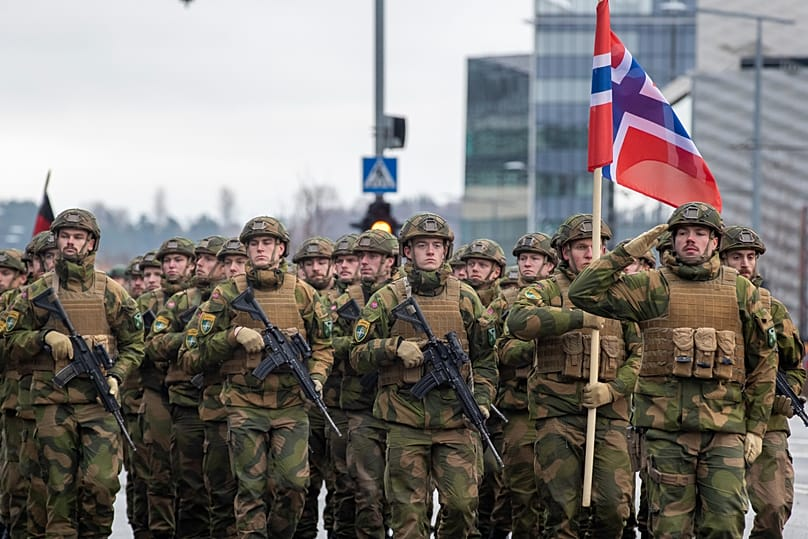 ObsDelphi's tweet photo. 🇳🇴🇨🇳Nouveau scandale d'espionnage chinois en Norvège.

Lors d’un exercice militaire organisé à Oslo, des soldats norvégiens ont découvert que leurs véhicules de location, liés à un groupe chinois, enregistraient leurs déplacements et leurs activités.

Les enregistrements permettaient notamment d’identifier les militaires entrant et sortant des véhicules, leurs itinéraires, les personnes transportées et le temps passé à différents endroits. Plus grave encore, les caméras auraient filmé les codes de sécurité utilisés par les soldats pour accéder à des installations militaires sensibles.

Cette situation illustre les vulnérabilités que peuvent créer les technologies connectées dans les opérations militaires occidentales et, surtout, l'importance que la Chine place dans l'espionnage. C'est presque chaque mois maintenant que des histoires similaires apparaissent dans les médias.

Un signe de plus que la Chine n'est pas notre amie et qu'elle n'a aucune volonté de le devenir.
