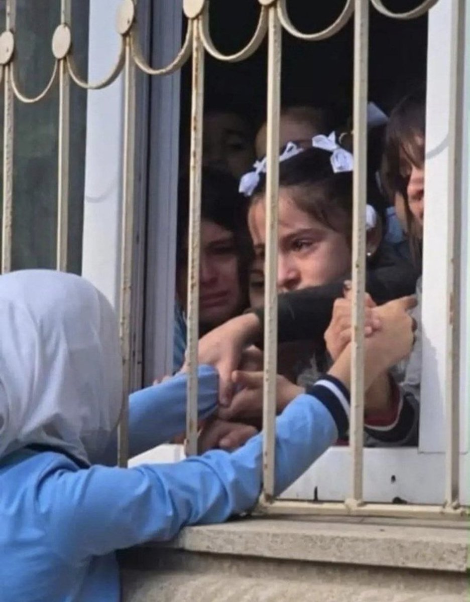 CahitTuz's tweet photo. Bu küçük yaştaki masum çocuklara bu tramvaları yaşatmak insanlık dışı aşağılık bir zihniyetle açıklanabilir. 

Aliyev yönetiminin derhal bu zulmü durdurması gerekir. Aksi hiçbir davranışın izahı olamaz. Bu anlayış Aliyev rejiminin İsrail güdümünde olduğunu teyit eder. https://t.co/YOzQ4fwjPw