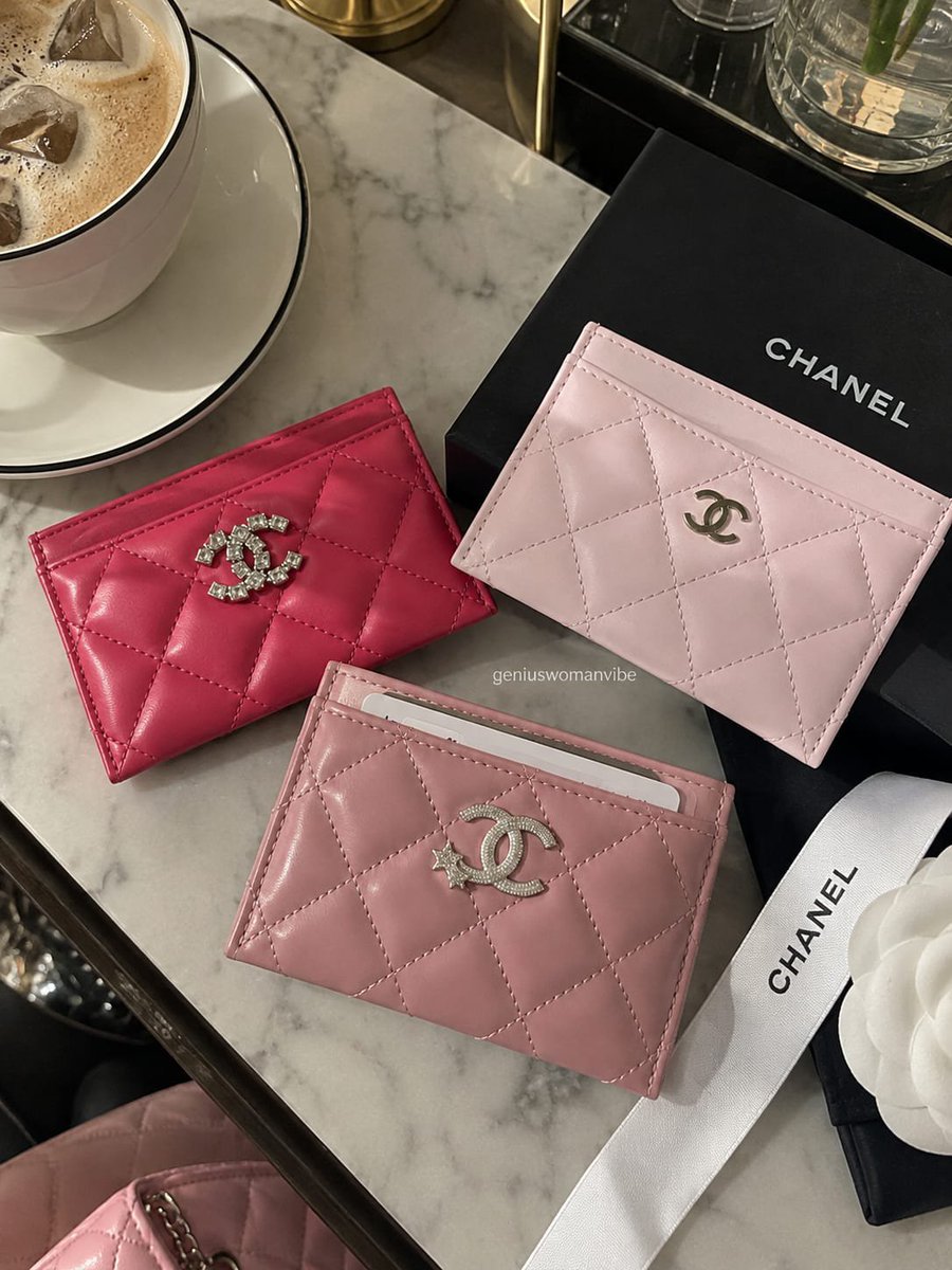 geniuswomanvibe's tweet photo. pink chanel card holder https://t.co/dfW3s65WM2