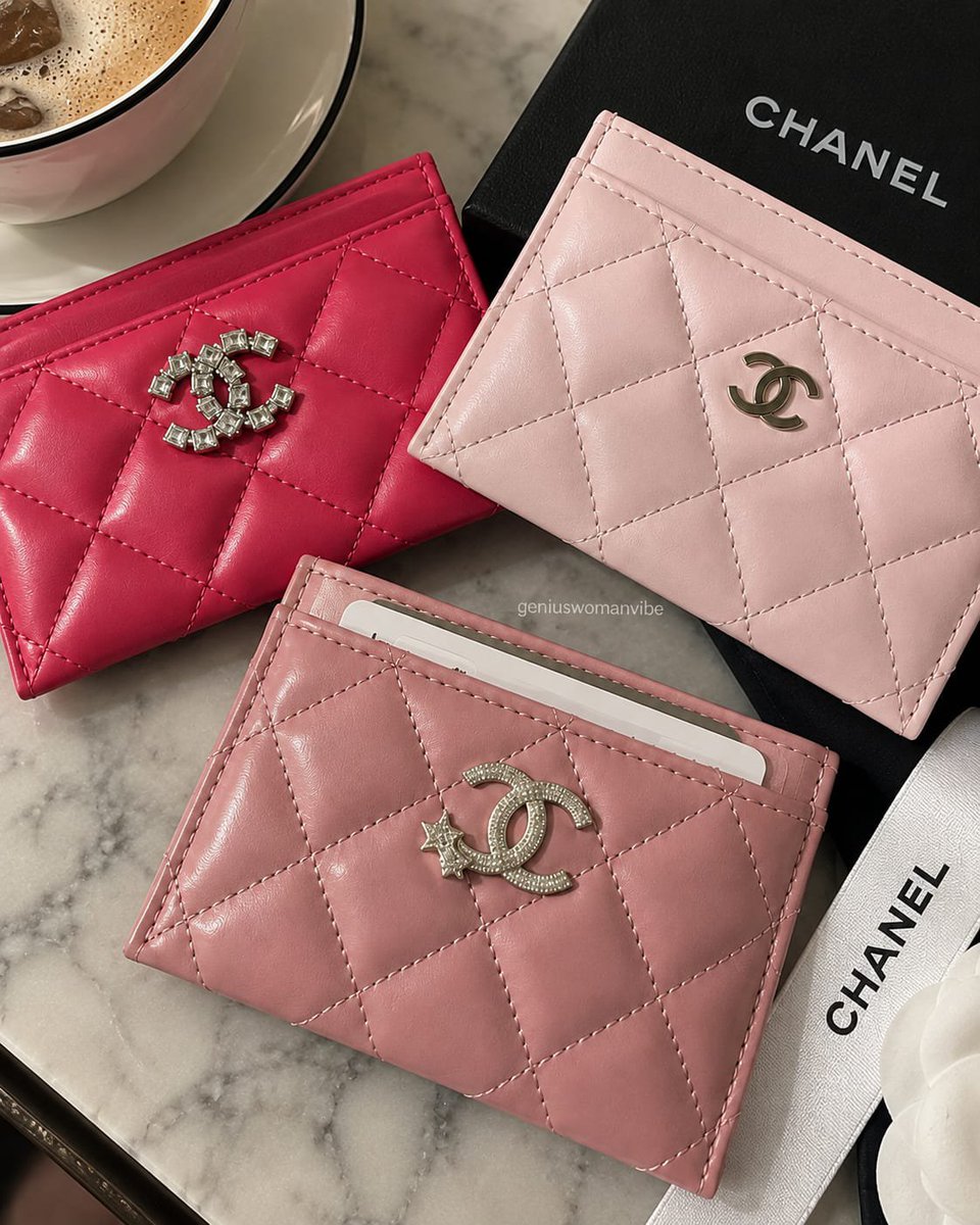 geniuswomanvibe's tweet photo. pink chanel card holder https://t.co/dfW3s65WM2