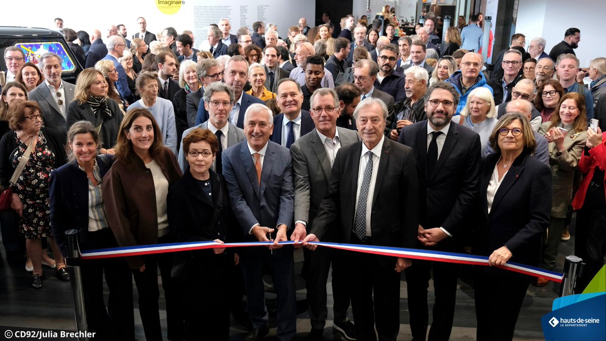 hautsdeseinefr's tweet photo. Le Large ouvre un nouveau chapitre culturel sur l’Île Seguin

Ce lundi 12 octobre, Georges Siffredi, Président du Département des Hauts-de-Seine, a inauguré le centre d’art contemporain Le Large à Boulogne-Billancourt, aux côtés de Jeanne Bécart, Vice-Présidente en charge de la culture, @pcbaguet , Maire de la @Ville_BoulogneB et Président de @GPSO_SeineOuest , de Laurent Dumas, Président-directeur général du groupe @Emerige  et Président du Large, et de Catherine Gros, Présidente du Fonds Renault pour l’Art et la Culture.

Après la Seine Musicale et le parc départemental Gauthier-Mougin, ce nouvel équipement enrichit l’offre culturelle de l’Île Seguin et rend l’art contemporain accessible au plus grand nombre.

« L’art irrigue désormais toute l’île Seguin, qui devient, aujourd’hui plus que jamais, le cœur battant de notre Vallée de la Culture, que nous continuons de développer. Depuis 2009, le Département est en effet résolument engagé dans ce projet de territoire, qui fait de la Seine un axe majeur de notre attractivité et de notre rayonnement par la culture. » 
Georges Siffredi, Président du Département des Hauts-de-Seine.