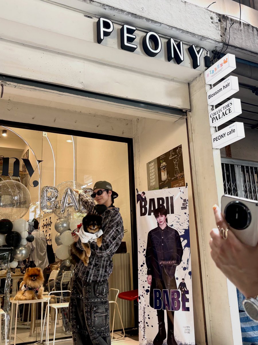 Babe_Int_Fc's tweet photo. A café filled with love, support, and so much happiness for Babe. 🤍🥹 Every little detail reflects the love his fans have put into this project, and these pictures capture just how beautifully everyone came together for him. Thank you to the organisers, the team, and every fan who contributed, showed up, and made this project so special. May we continue creating beautiful memories and showing Babe just how loved he is, together. 🫶🏻🐽

「 𝙸𝙶 : 𝚙𝚎𝚘𝚗𝚢𝚍𝚒𝚊𝚛𝚢𝚌𝚊𝚛𝚎 」

#BabeBetterChapter 
#babiibabe