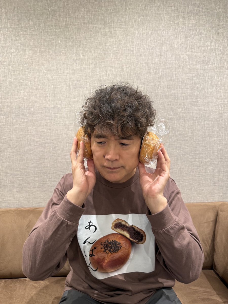 the_gospellers's tweet photo. 🍞“#全身パン化計画”～第五弾～🍞
　　　＼受注販売受付中✨／

「あん��んロングTシャツ」

【着用モデル】
男性　178cm　Lサイズ着用

▶️ご購入はこちら
https://t.co/I788uO6pca

#ゴスペラーズ
#酒井雄二 https://t.co/M0rffaJzTI