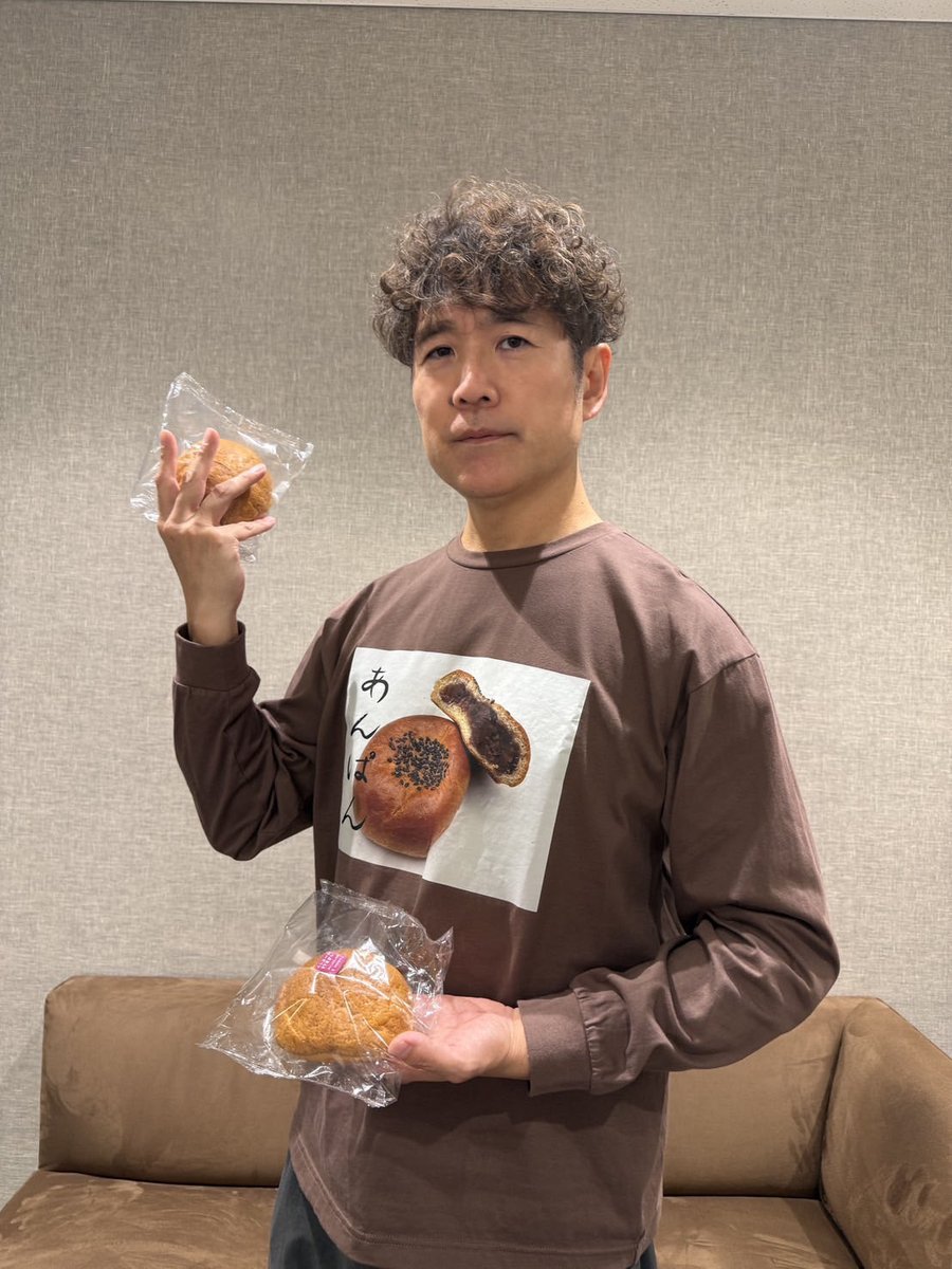 the_gospellers's tweet photo. 🍞“#全身パン化計画”～第五弾～🍞
　　　＼受注販売受付中✨／

「あん��んロングTシャツ」

【着用モデル】
男性　178cm　Lサイズ着用

▶️ご購入はこちら
https://t.co/I788uO6pca

#ゴスペラーズ
#酒井雄二 https://t.co/M0rffaJzTI