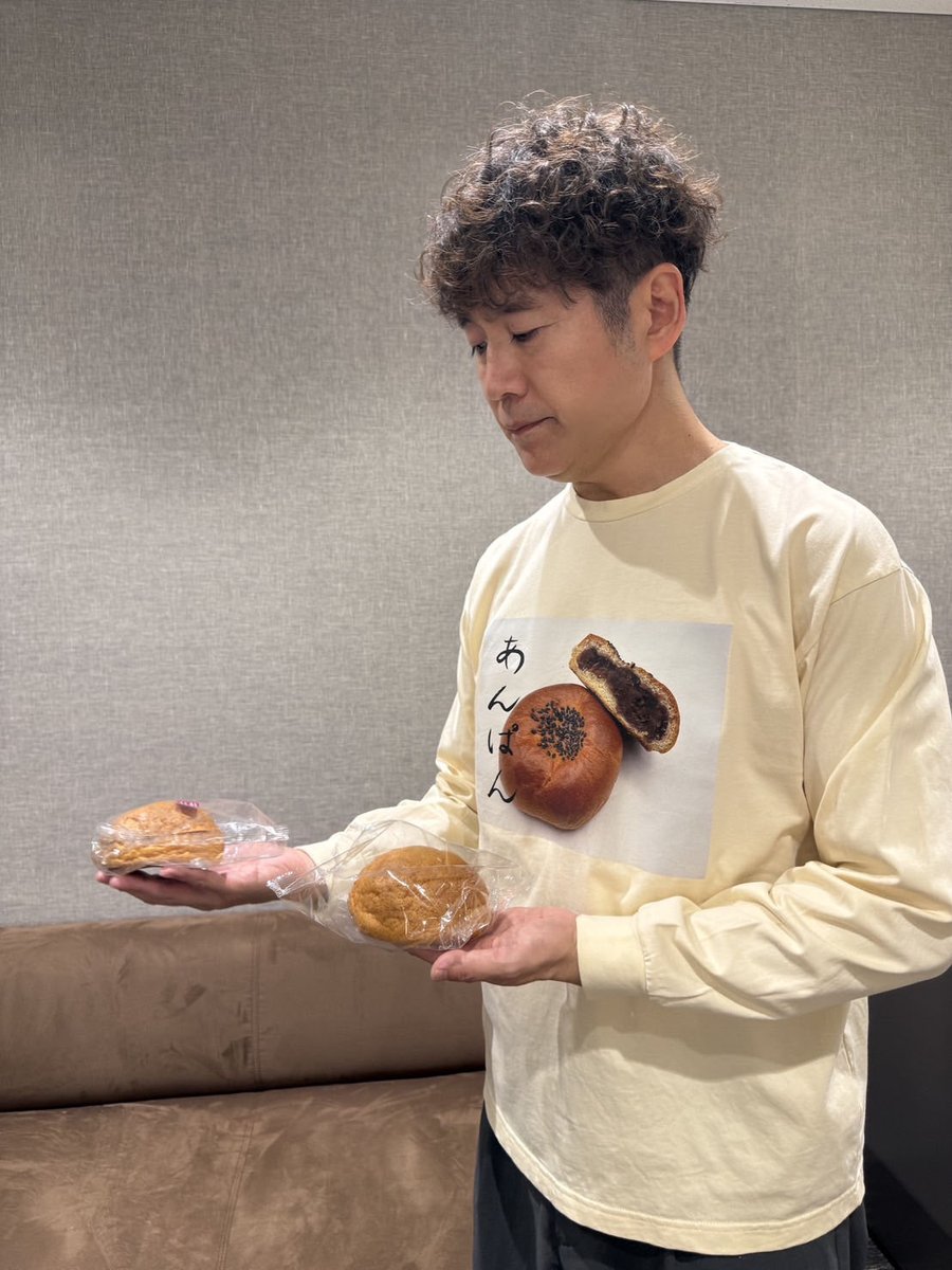 the_gospellers's tweet photo. 🍞“#全身パン化計画”～第五弾～🍞
　　　＼受注販売受付中✨／

「あん��んロングTシャツ」

【着用モデル】
男性　178cm　Lサイズ着用

▶️ご購入はこちら
https://t.co/I788uO6pca

#ゴスペラーズ
#酒井雄二 https://t.co/M0rffaJzTI