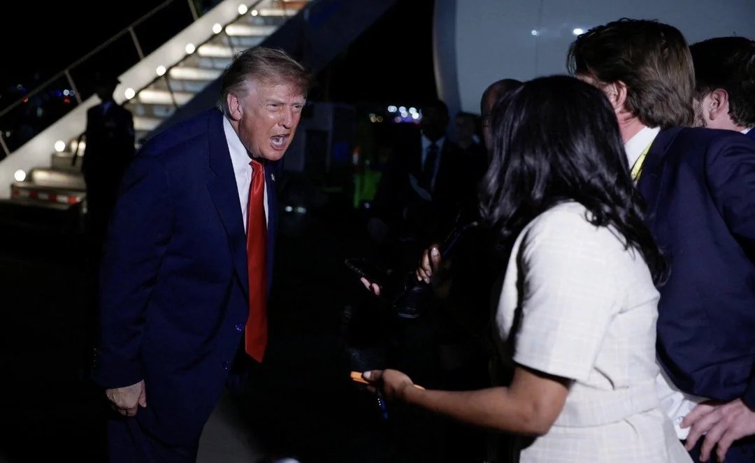 YourAnonNews's tweet photo. The "president" of the United States growling like a wild animal at a female reporter when she asked him why he needed to pay people to vote.
He's unhinged and isn't a leader at all. He's a psychopath who has destroyed the credibility &amp; economy of the USA.
Mission accomplished. https://t.co/NhJ3Db5Wrc