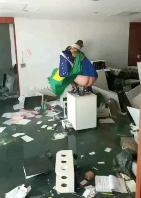 simonxxy3's tweet photo. @nikolas_dm E esse são eleitores do Bolsonaro https://t.co/G1IKO1TmuC