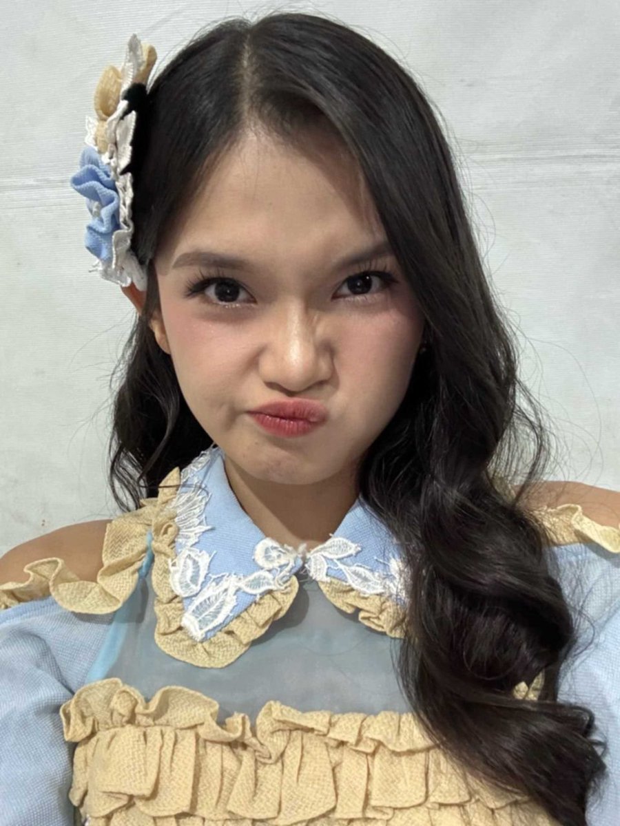 QuietlybyJ's tweet photo. Maaf yaa aku gaa bisa nemenin kamu bulan ini, @C_IndahJKT48 .
Soal nya kamu, orang keren yang sentiasa di temenin orang-orang yang sayang banget ke kamu. π€
(Gampang bikin nyesek+ so nya cepet banget ππ)
#SenIndah https://t.co/uxv3Pm6OAV