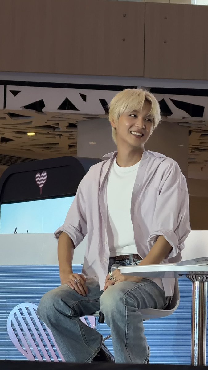dearleehc's tweet photo. you're the prettiest thing i've ever seen haechanah🥺 https://t.co/jcF1BczF4W