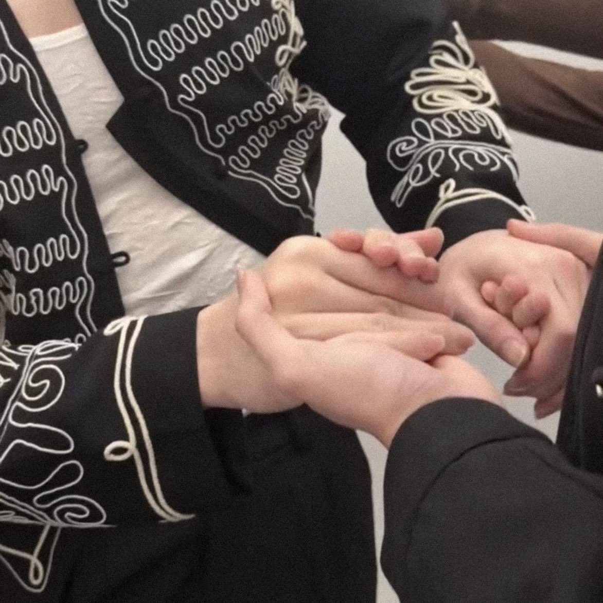 pisumikaa's tweet photo. ดูมือคู่นั้นสิ! 🥹
แม่จ๋า เมียจ๋า ผมก็อยากจับมือบ้างงง! 😭 #tongtong 
#bossir 
#bosstong https://t.co/DYLBR9GRge