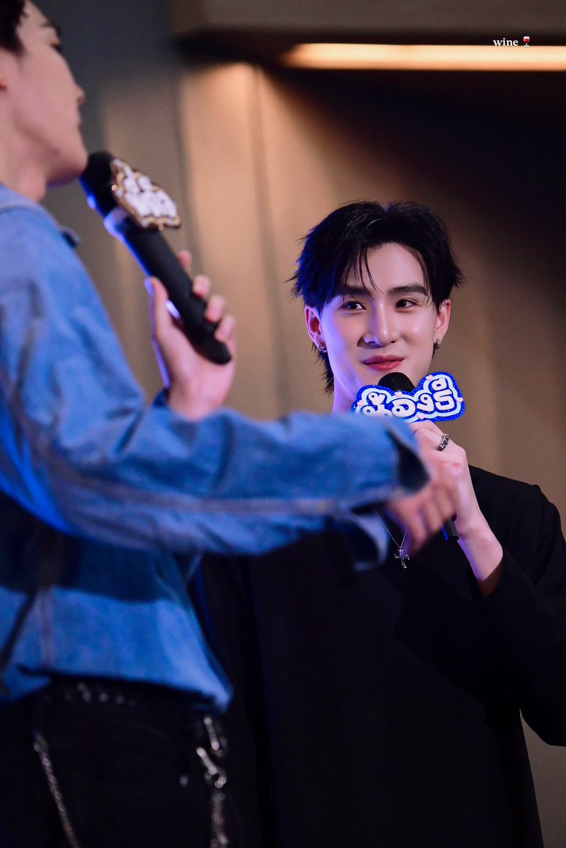 aperol_wine's tweet photo. ` 261012  🐶🐰🍷

ตานั่นจะไปรู้อะไรๆ

DEWTEE FANSIGN FANIVAL
#GMMTVFANIVAL2026HappyFamilyxDT

@dew_jsu #dew_jsu
@vitheepanich #tee_vtp https://t.co/gXCRRhRIeH