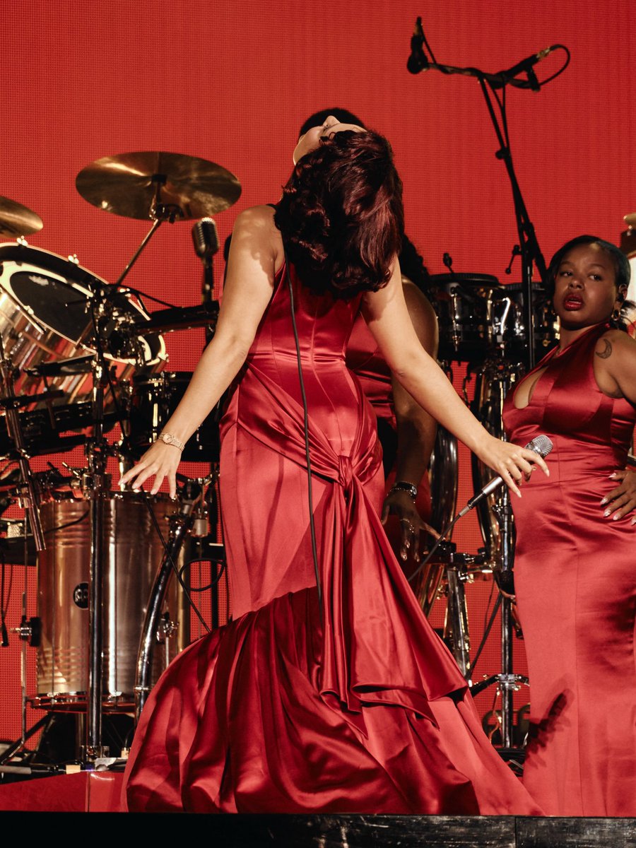 rayecontents's tweet photo. the lady in red. https://t.co/st9LpVfqB4