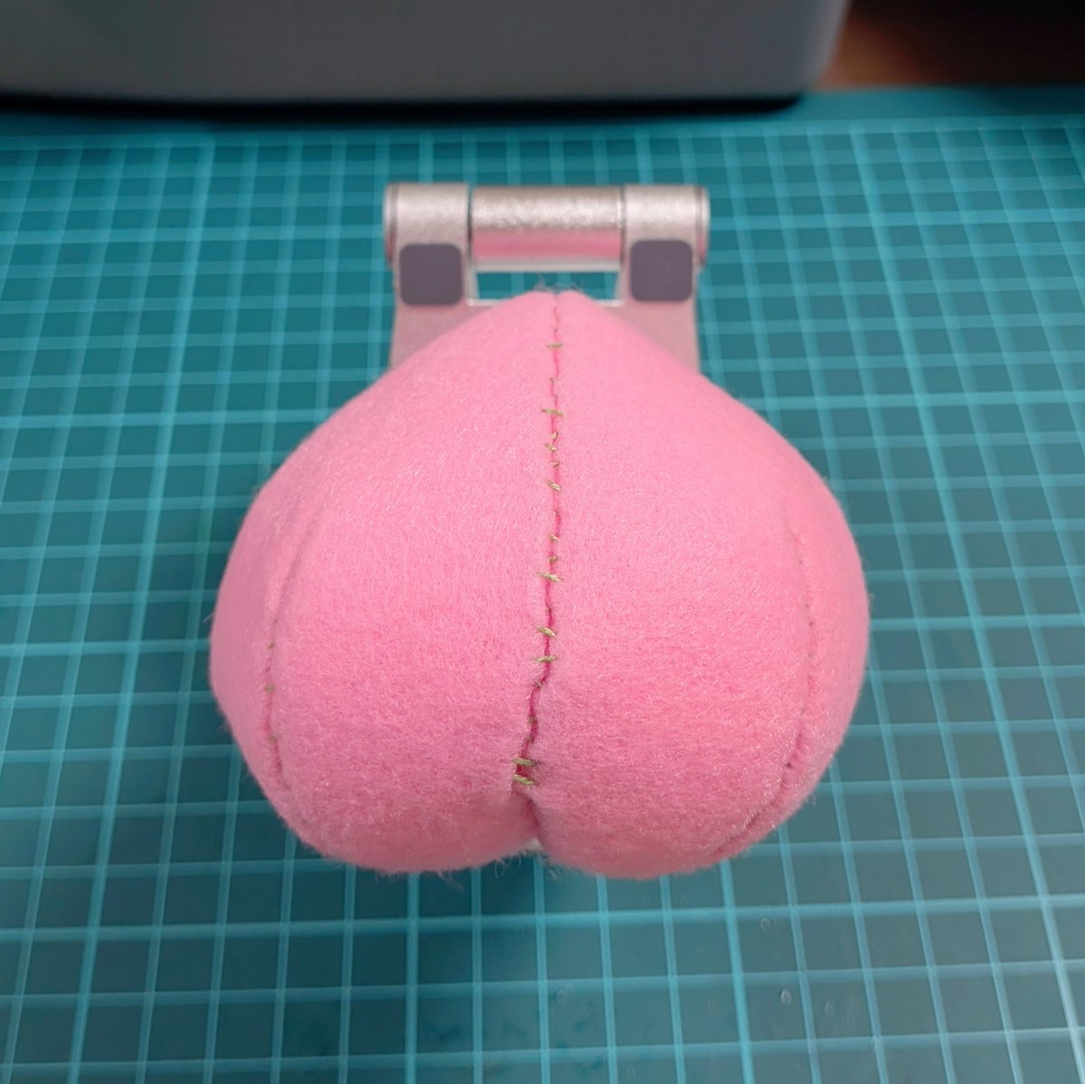 owl194atelier's tweet photo. 型紙分割直後
「え、いやいやこれモモの形ならないだろ⋯絶対修正必要だよね⋯」
試作後
「⋯モモになったわ」 https://t.co/TPochgfUnk