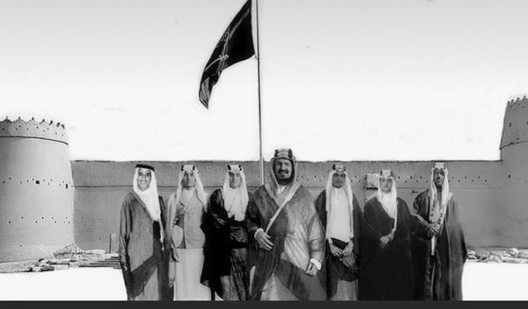 24n67's tweet photo. حنا العرب يــا مدعين العروبة 
وحنا هل التوحيد وانتم له اجناب

وحنا شروق المجد وانتم غروبه
وحنا هل التاريخ و أنتم به أغراب

يـوم الفقر شلتوا علينا عيوبه
واليوم عقب النفط جيتوا لنا أنساب

ويوم الفقر فينا البداوة سبوبه
واليوم صرتوا مثلنا بدو واعراب https://t.co/6NkrbPuoPb