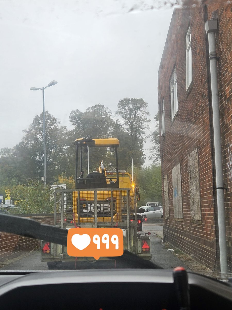 TVP_RuralCrime's tweet photo. 🚓 Whilst on patrol in Banbury today, officers from the RCT located this JCB.

👀 Upon checking the vehicle was shown as stolen in 2025.

👍 It has since been recovered, along with a suspected stolen trailer.

An investigation is on going. https://t.co/7kWsLAIUyi