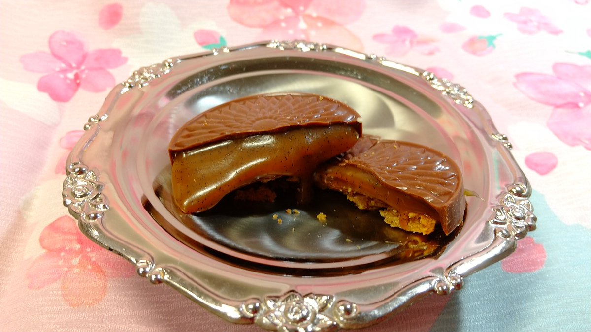 bal_a_versaille's tweet photo. セドリックグロレ@チョコで買ったビスキュイ🍪
100%レモンピューレ、100%パッションフルーツピューレ、ヘーゼルナッツペースト味があり、どれも美味しい😍
背中カチカチ山だった日に買ったので、一部溶けて(ホワイトの中央)しまいました🥲でも、美味しいから問題ない🤗 https://t.co/J6JNP2n1Zo