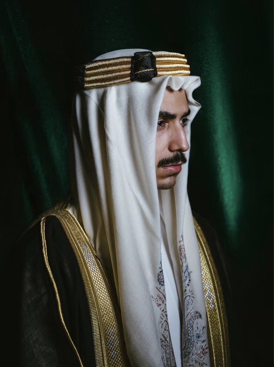 dylerxo's tweet photo. ومحمد إلي شاع ذكره بالأقطار
الحال شاهد والمواقف جلية
خلى بلاد الخير محط الأنظار
وصارت حديث الساعة العالمية
ويوم الدول تسقط وتغرق وتنهار 
عشنا بأمان وخير صبح وعشية
أنتم أهل العوجاء طويلين الأعمار
الرأس طايل والبلاد محمية 🫡🇸🇦 https://t.co/KwSVwy0gsG