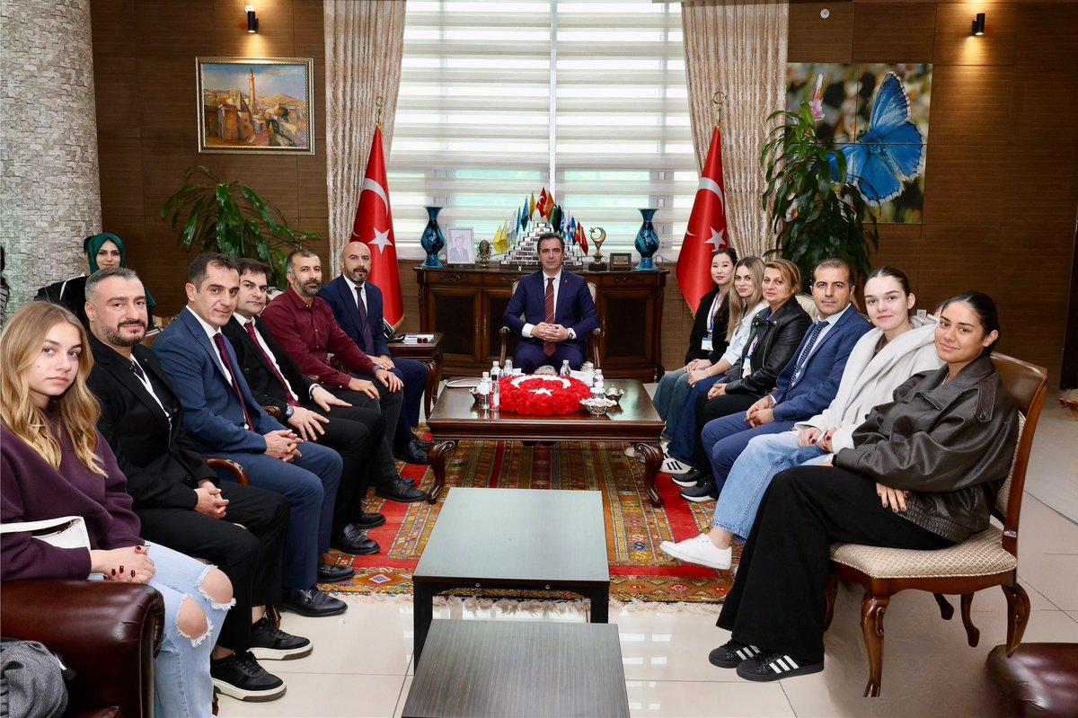 BitlisValiligi's tweet photo. Valimiz Ahmet Karakaya, Erasmus+ KA153 Gençlik Hareketliliği Projesi kapsamında ilimizde bulunan Macaristan, Bulgaristan, Romanya ve Sırbistan’dan gelen gençlik çalışanları ile Türk katılımcıların yer aldığı grubu makamında kabul etti.

📌 Bitlis Gençlik ve Spor İl Müdürlüğü tarafından Türkiye Ulusal Ajansının desteğiyle yürütülen proje kapsamında katılımcılar, kültürlerarası etkileşim, iletişim, gençlik çalışmaları ve uluslararası iş birliği konularında eğitim ve atölye çalışmalarına katılıyor.

📌 Ziyaretten duyduğu memnuniyeti dile getiren Vali Karakaya, kadim medeniyetlerin izlerini taşıyan Bitlis’in köklü tarihi, kültürel zenginlikleri ve doğal güzellikleriyle önemli bir değer taşıdığını belirterek gençlik çalışanlarının ilimizde bulundukları süre içerisinde Bitlis’in tarihî ve kültürel mirasını yakından tanımalarını temenni etti.

Ziyarette, Gençlik ve Spor İl Müdürü Bilal Elkatmış, birim müdürleri, proje sorumlusu, eğitmenler ve rehber öğretmenler de yer aldı.

@TC_icisleri 
@gencliksporbak