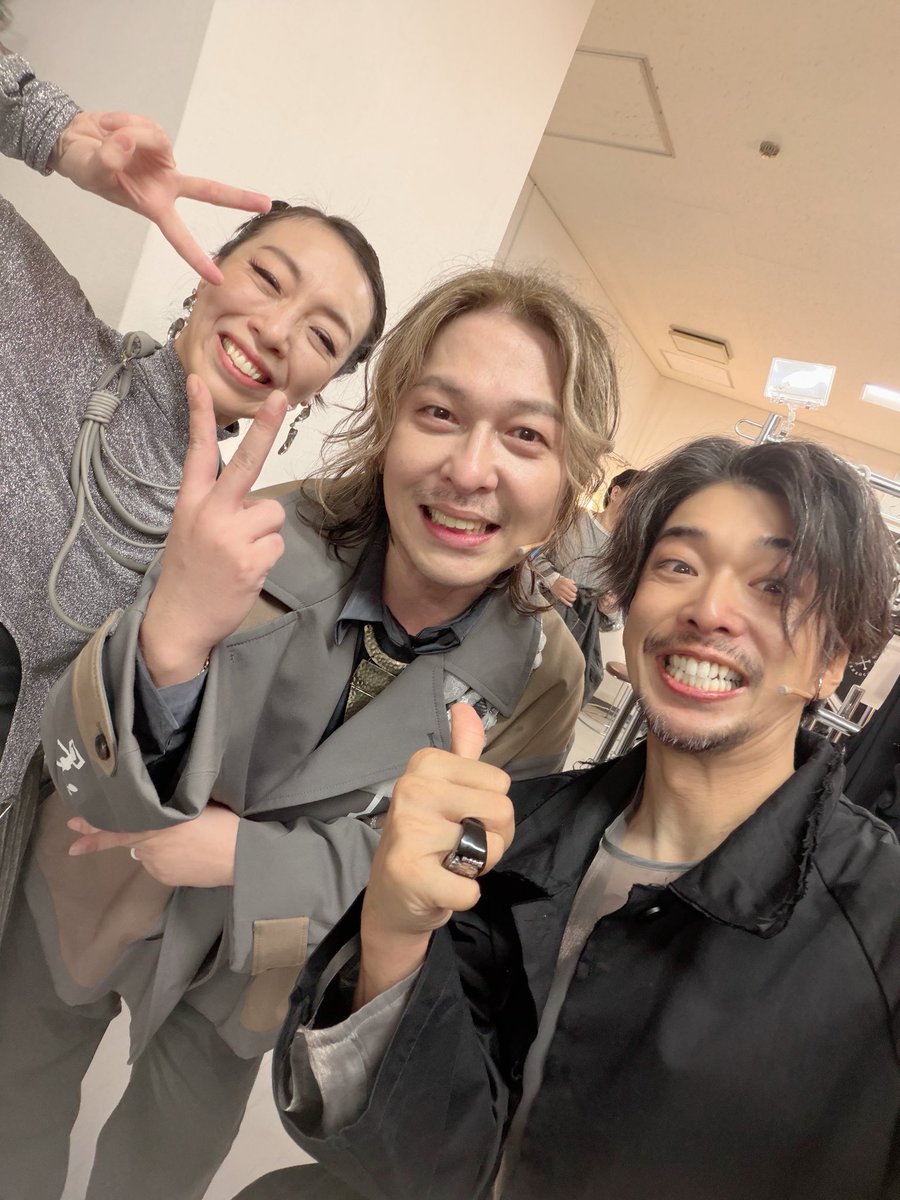 yoking0711's tweet photo. 123seasons AND ENDLESS
『Anti-Clockwise sprinter』
無事千穐楽を迎えました。終わったというより終わっちゃったという感じです。

「時間を戻せることと、人生をやり直せることは違う。」

過去を受け入れて前に進もうと思いながら、1ステージずつ演じておりました。なんとも宝探しのような作品で、稽古からそしてお客様の前に出てからも色々な宝物が見つかりました。この言葉がスッと入ってきたのも劇場に入ってからです。

時間は止められないし
これから身体もきっと動かなくなってくる。
だけど進むことをやめたくない。前に走ってる人がいるから。しっかりとその背中を見せてくれました。一太刀でもいれてやろうと思います。「頑張ったな」から「すごかったな」って言ってもらえるように。まあ言ってもらっても素直には受け入れませんけどね！でも帰りに小さくガッツポーズはします。

AND ENDLESS は僕の帰る場所。
でも甘えていい場所じゃない。ずっとここで闘ってきました。そしてその看板背負って色々な現場に行ってきました。この場所は僕のプライドなんだと思います。

余談ですが昔買い出しに行った時、領収書に「AND ENDLESS 」とお願いしたところ「安藤遠藤」と書かれたことがありました。悔しかったぁ。
アンドレ負けねえし！今に見てろよ！って生意気にも思いました😅

アンクロは過去現在そして未来を想う公演になりました。千穐楽のマチネ後はバタバタでしたけど💦その節はほんとうに申し訳ありませんでした。ただたくさんたくさんありがとうを言える日々でした。これからもたくさんありがとうを言えるようでありたいです。

これから先何があるかはわかりません。
俳優としても人間としてもまだまだ未熟者です。
ただあの景色を見せてくれて、そして少しでも残してきた足跡を感じさせてくれた今公演は改めて走り続ける理由になりました。本当にありがとうございました。

ゲスト陣もほんと大好きでした。
日替わりゲストの皆様も本当に素敵でした。
頼りない我々を笑顔で支えてくださいました。
力を貸してくださりありがとうございました😊
支えてくれる仲間がいて、応援してくれる方々がいてアンクロは駆け抜けることができました。

長文になってしまいましたが
これでアンクロはおしまい。

ご来場ご声援誠にありがとうございました😊
また出会ってくださいね✨

最後に
千穐楽のカーテンコールでミラ（はるちゃん）がカイ（しょーへいへい）の事を「私の息子です！」って言ってましたが隣で『母さん似で良かった。。。』と心で思っていたカエルでした🐸

#アンクロ 
#アンドレ