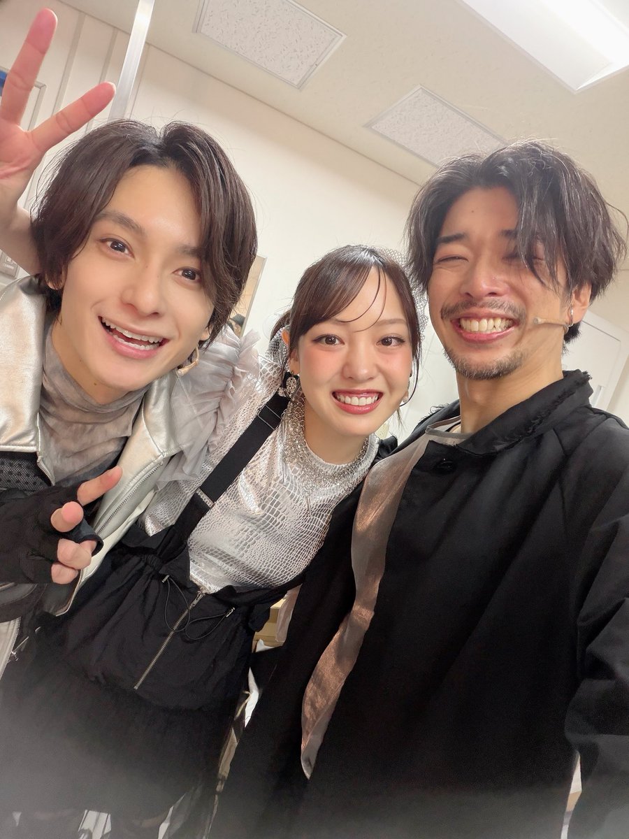 yoking0711's tweet photo. 123seasons AND ENDLESS
『Anti-Clockwise sprinter』
無事千穐楽を迎えました。終わったというより終わっちゃったという感じです。

「時間を戻せることと、人生をやり直せることは違う。」

過去を受け入れて前に進もうと思いながら、1ステージずつ演じておりました。なんとも宝探しのような作品で、稽古からそしてお客様の前に出てからも色々な宝物が見つかりました。この言葉がスッと入ってきたのも劇場に入ってからです。

時間は止められないし
これから身体もきっと動かなくなってくる。
だけど進むことをやめたくない。前に走ってる人がいるから。しっかりとその背中を見せてくれました。一太刀でもいれてやろうと思います。「頑張ったな」から「すごかったな」って言ってもらえるように。まあ言ってもらっても素直には受け入れませんけどね！でも帰りに小さくガッツポーズはします。

AND ENDLESS は僕の帰る場所。
でも甘えていい場所じゃない。ずっとここで闘ってきました。そしてその看板背負って色々な現場に行ってきました。この場所は僕のプライドなんだと思います。

余談ですが昔買い出しに行った時、領収書に「AND ENDLESS 」とお願いしたところ「安藤遠藤」と書かれたことがありました。悔しかったぁ。
アンドレ負けねえし！今に見てろよ！って生意気にも思いました😅

アンクロは過去現在そして未来を想う公演になりました。千穐楽のマチネ後はバタバタでしたけど💦その節はほんとうに申し訳ありませんでした。ただたくさんたくさんありがとうを言える日々でした。これからもたくさんありがとうを言えるようでありたいです。

これから先何があるかはわかりません。
俳優としても人間としてもまだまだ未熟者です。
ただあの景色を見せてくれて、そして少しでも残してきた足跡を感じさせてくれた今公演は改めて走り続ける理由になりました。本当にありがとうございました。

ゲスト陣もほんと大好きでした。
日替わりゲストの皆様も本当に素敵でした。
頼りない我々を笑顔で支えてくださいました。
力を貸してくださりありがとうございました😊
支えてくれる仲間がいて、応援してくれる方々がいてアンクロは駆け抜けることができました。

長文になってしまいましたが
これでアンクロはおしまい。

ご来場ご声援誠にありがとうございました😊
また出会ってくださいね✨

最後に
千穐楽のカーテンコールでミラ（はるちゃん）がカイ（しょーへいへい）の事を「私の息子です！」って言ってましたが隣で『母さん似で良かった。。。』と心で思っていたカエルでした🐸

#アンクロ 
#アンドレ