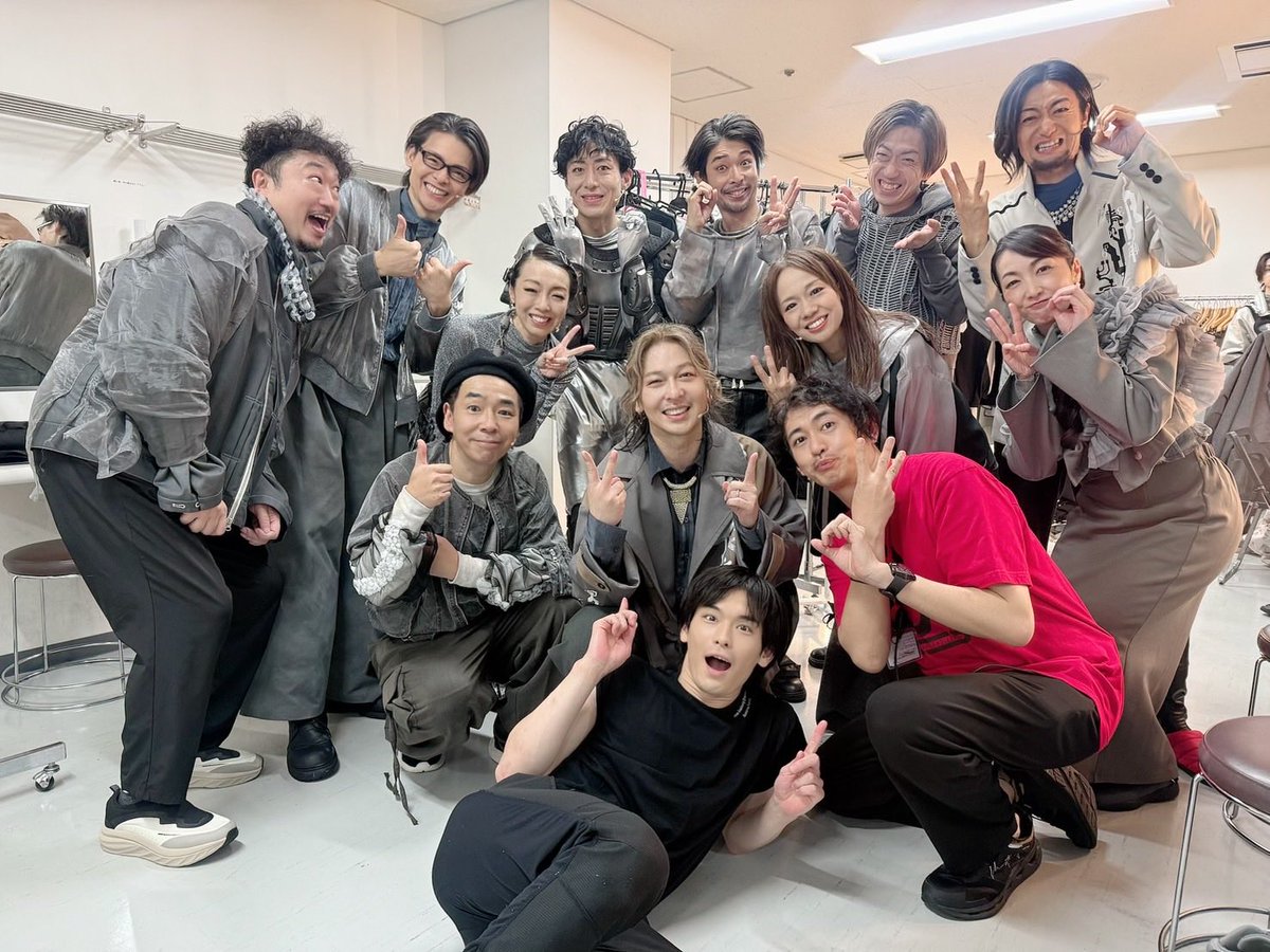 yoking0711's tweet photo. 123seasons AND ENDLESS
『Anti-Clockwise sprinter』
無事千穐楽を迎えました。終わったというより終わっちゃったという感じです。

「時間を戻せることと、人生をやり直せることは違う。」

過去を受け入れて前に進もうと思いながら、1ステージずつ演じておりました。なんとも宝探しのような作品で、稽古からそしてお客様の前に出てからも色々な宝物が見つかりました。この言葉がスッと入ってきたのも劇場に入ってからです。

時間は止められないし
これから身体もきっと動かなくなってくる。
だけど進むことをやめたくない。前に走ってる人がいるから。しっかりとその背中を見せてくれました。一太刀でもいれてやろうと思います。「頑張ったな」から「すごかったな」って言ってもらえるように。まあ言ってもらっても素直には受け入れませんけどね！でも帰りに小さくガッツポーズはします。

AND ENDLESS は僕の帰る場所。
でも甘えていい場所じゃない。ずっとここで闘ってきました。そしてその看板背負って色々な現場に行ってきました。この場所は僕のプライドなんだと思います。

余談ですが昔買い出しに行った時、領収書に「AND ENDLESS 」とお願いしたところ「安藤遠藤」と書かれたことがありました。悔しかったぁ。
アンドレ負けねえし！今に見てろよ！って生意気にも思いました😅

アンクロは過去現在そして未来を想う公演になりました。千穐楽のマチネ後はバタバタでしたけど💦その節はほんとうに申し訳ありませんでした。ただたくさんたくさんありがとうを言える日々でした。これからもたくさんありがとうを言えるようでありたいです。

これから先何があるかはわかりません。
俳優としても人間としてもまだまだ未熟者です。
ただあの景色を見せてくれて、そして少しでも残してきた足跡を感じさせてくれた今公演は改めて走り続ける理由になりました。本当にありがとうございました。

ゲスト陣もほんと大好きでした。
日替わりゲストの皆様も本当に素敵でした。
頼りない我々を笑顔で支えてくださいました。
力を貸してくださりありがとうございました😊
支えてくれる仲間がいて、応援してくれる方々がいてアンクロは駆け抜けることができました。

長文になってしまいましたが
これでアンクロはおしまい。

ご来場ご声援誠にありがとうございました😊
また出会ってくださいね✨

最後に
千穐楽のカーテンコールでミラ（はるちゃん）がカイ（しょーへいへい）の事を「私の息子です！」って言ってましたが隣で『母さん似で良かった。。。』と心で思っていたカエルでした🐸

#アンクロ 
#アンドレ