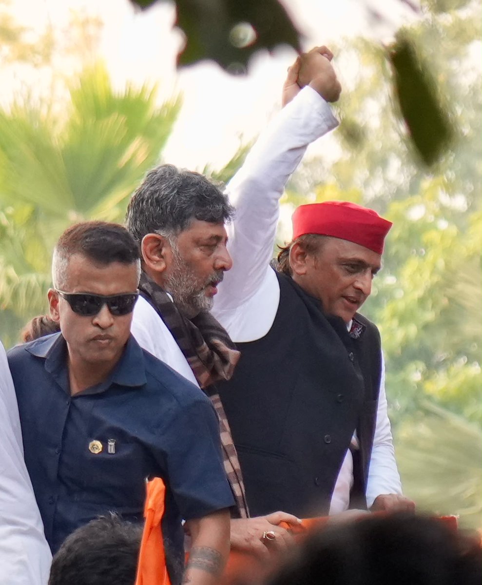 DKShivakumar's tweet photo. The streets of Delhi have witnessed thousands of Indians coming together, rising above every political, social and regional divide to defend our democracy. I stand alongside LoP Shri @RahulGandhi and all those who have joined this movement with a shared resolve to safeguard the sanctity of every vote.

This is far bigger than any one individual or political party. It is the voice of a nation that fought for its freedom and came together to build a democratic Republic. That same spirit must guide us today as we confront threats to our democratic institutions. Our demands are clear. Stop vote chori, halt the SIR, ensure the resignation of CEC Gyanesh Kumar and protect the democratic rights of every citizen.

Our march to the Supreme Court carries this collective resolve forward. We will place our concerns before the Court through the appropriate process and continue this fight to uphold the Constitution, secure free and fair elections and ensure that every citizen’s vote is respected.

#ChaloDilli
