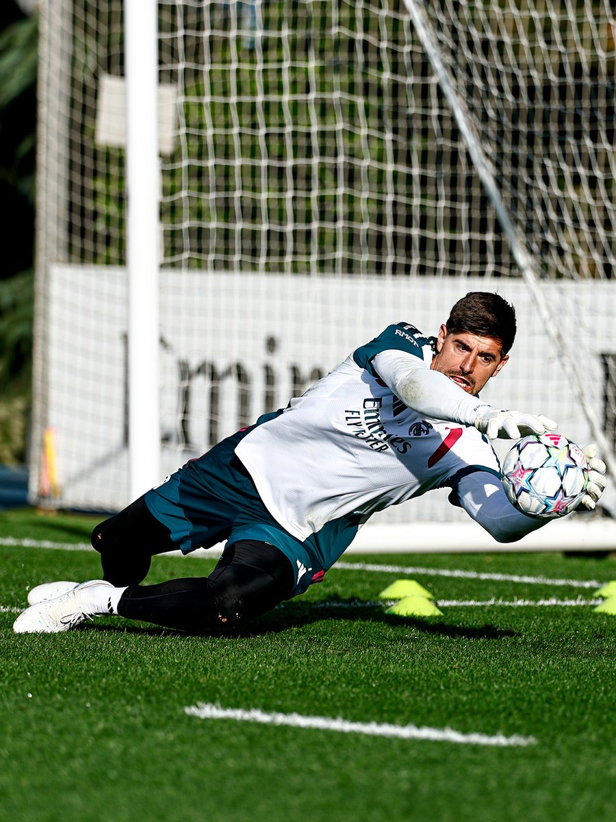 realmadrid's tweet photo. 🧤🔒 https://t.co/6b48pLWd7V