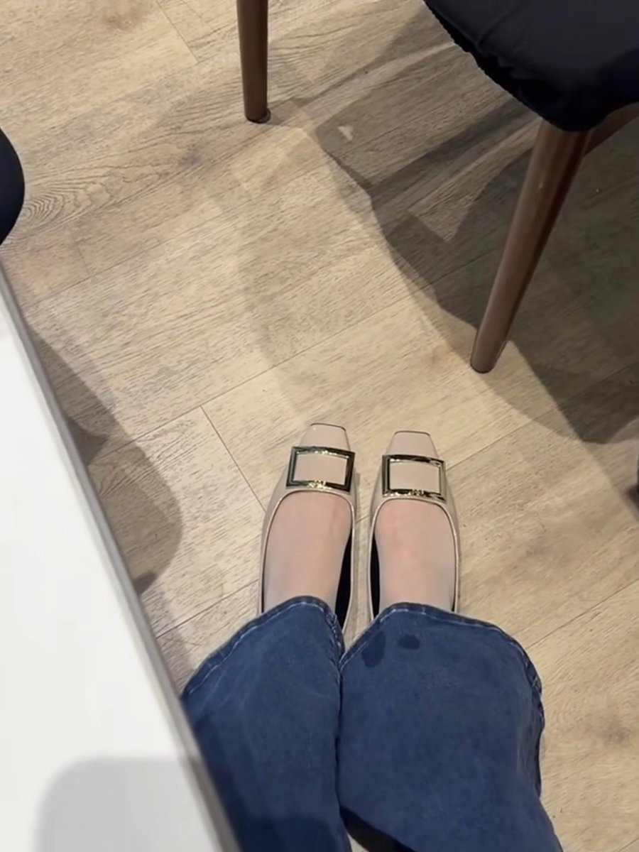 wangzixuanobof's tweet photo. 秋天这个可以吗
＃单鞋 ＃丝袜 ＃老师 ＃ootd https://t.co/FmmdrO2J5a