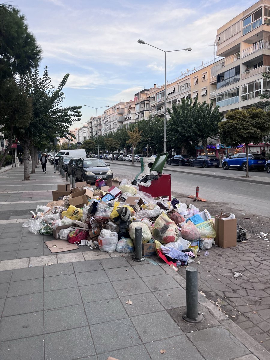 damlacevikk's tweet photo. İzmir halkı olarak daha ne kadar bu pisliğe maruz kalacağız!.. belediyeler topu birbirine atmakta ve hizmet vermemekte izmirin bu yıllardır süre gelen çöp sorunu çözecek hiç bir kurum yok sanırım!.. çöp içinde yaşıyoruz!.. @TC_icisleri @Akparti @drcemiltugay eseri!. bu çöp yığını https://t.co/A0AMWu9U90