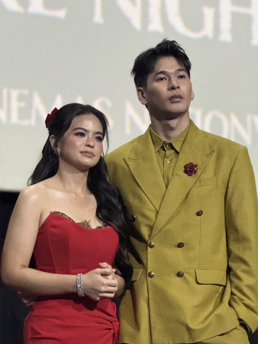 StudioVivaPH's tweet photo. Pee-Nang and Mak at PEE MAK Ree Carpet Premiere Night at Eastwood Cinema 6.

𝗣𝗘𝗘 𝗠𝗔𝗞 starring #WilBea, Bea Binene &amp; Wilbert Ross

Directed by Victor Villanueva, DGPI

𝗢𝗖𝗧𝗢𝗕𝗘𝗥 𝟭𝟰 in cinemas nationwide! 🎬

#PeeMakPH #PeeMakAngPagdiriwang https://t.co/K3QbwSTThc