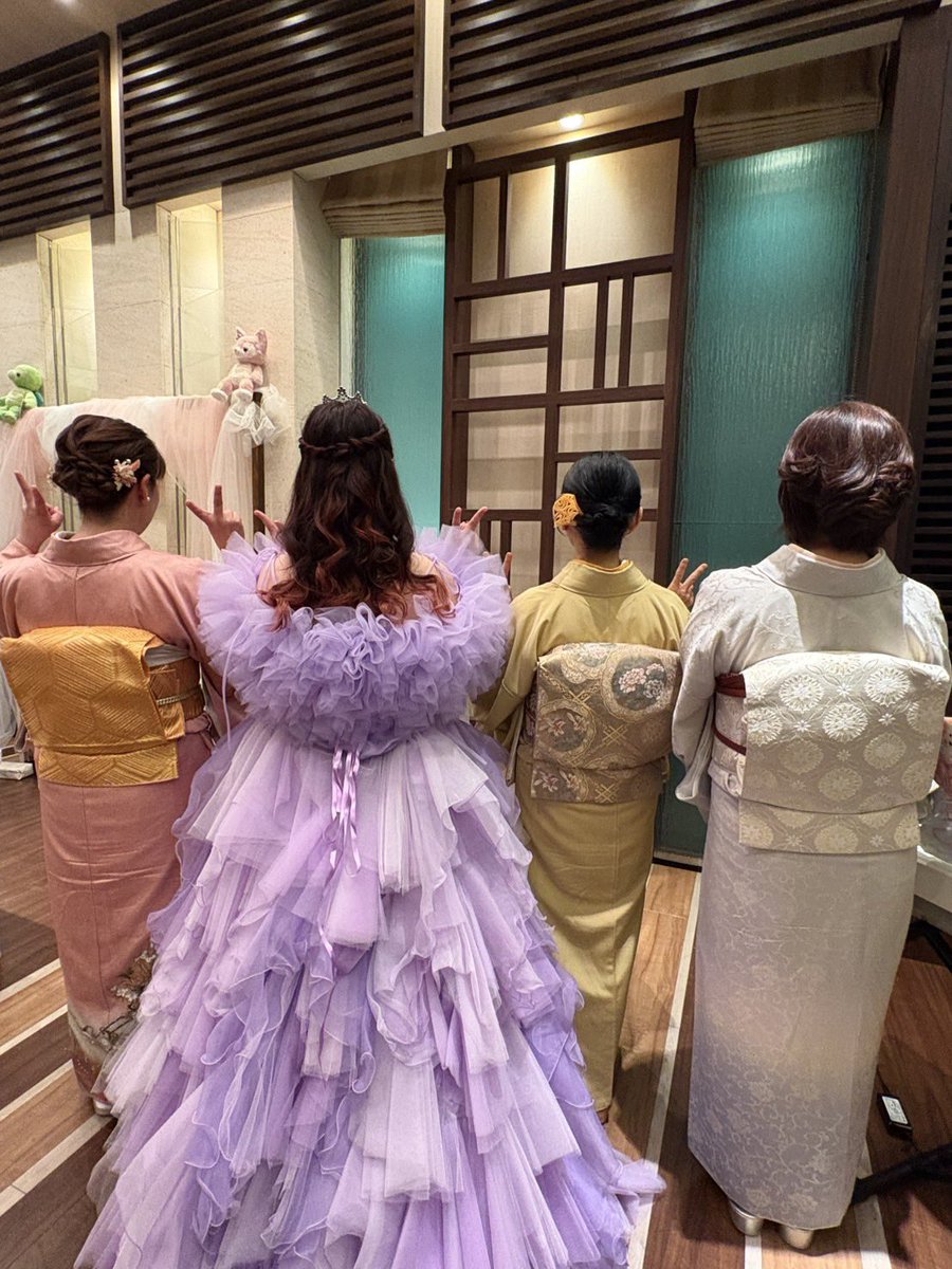 okeiv_v's tweet photo. れいことれいこの旦那さんとなっちゃんが来てくれたり、職場の先生たちも着物なのにジャンボリミッキーのレクチャーしてくれたり、おみう氏がエレクトリカルパレードで登場したり、司会の方におみう氏のおやつももらったり、明日から仕事なの辛😭 https://t.co/Y7rc9BQ2X3