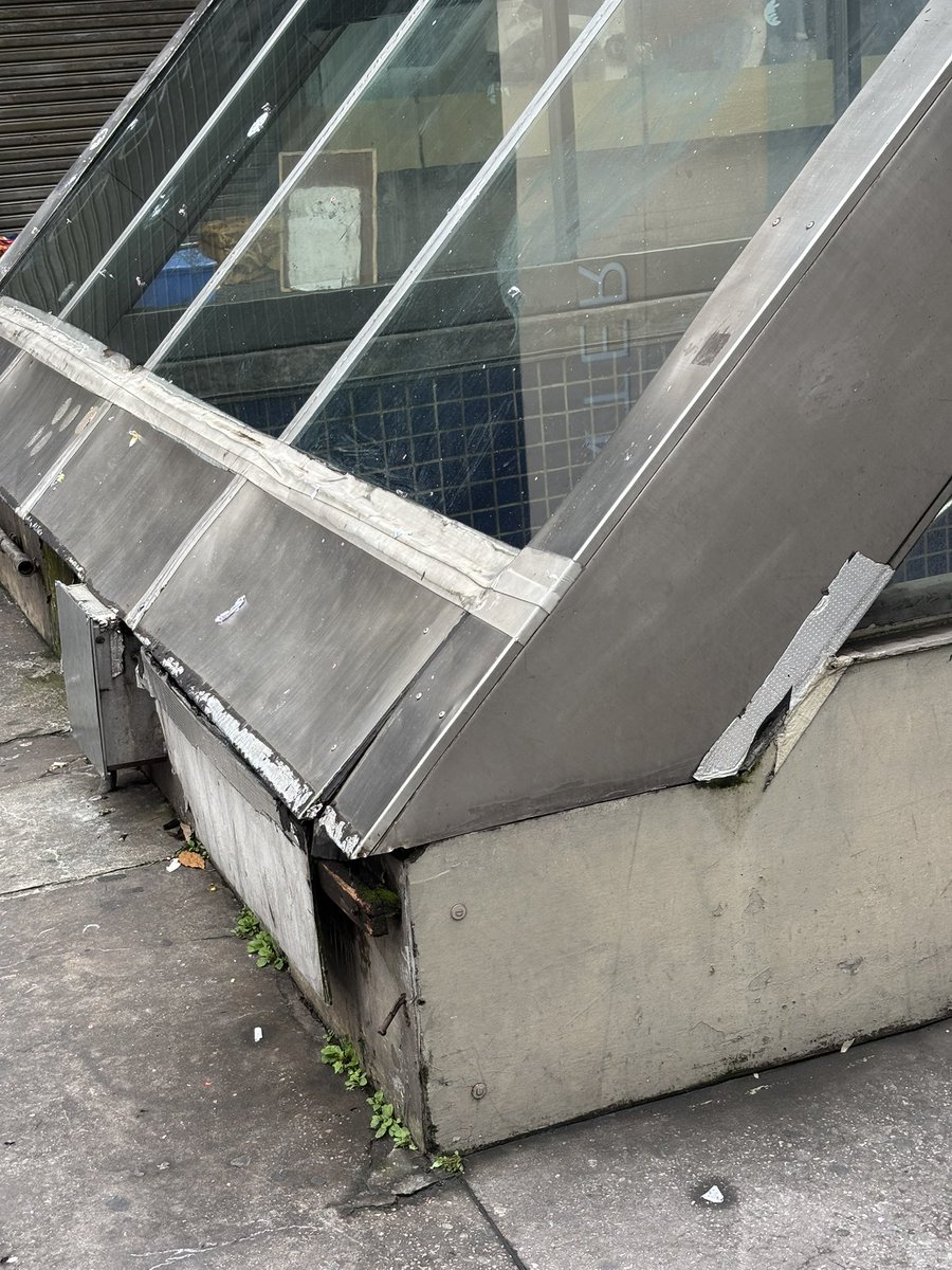 caiuscio's tweet photo. o DRAMA da midia bolsonarista “ai pq PICHARAM a estacao do metro!! Vandalos!!” Sendo q o estado atual das entradas da estacao da paulista ta assim ha anos remendado com silvertape, e n vejo nenhuma denuncia ao descaso. https://t.co/sZW7EZYLKG