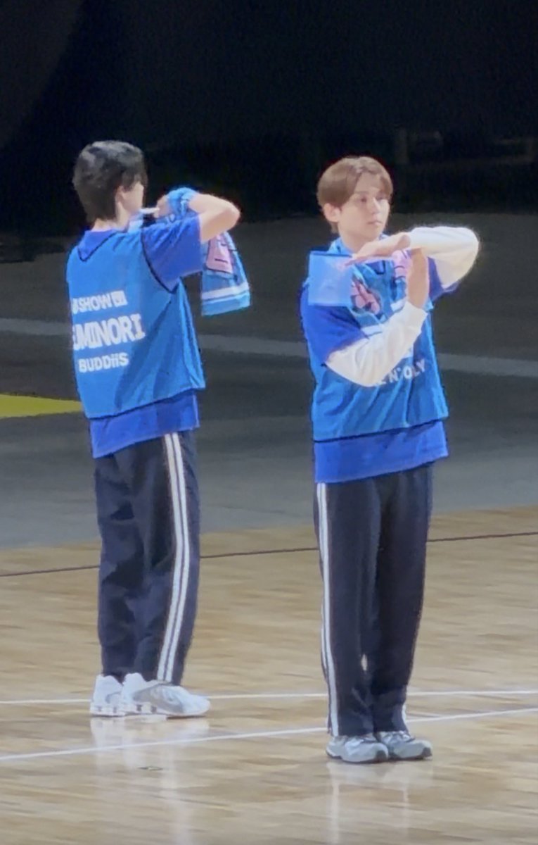 da_____suki's tweet photo. 準備体操の決めポーズでありがとっしー🫳🫷の小川史記(31)さんと沢村玲(29)さん https://t.co/CRCpWaD7oK