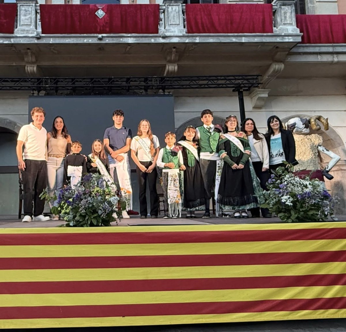 orriolsderipoll's tweet photo. El pubillatge és una tradició pròpia que no es pot perdre...

Ahir vam escollir el nou hereu, pubilla, hereuet i pubilleta de Ripoll i vam acomiadar els de l'edició anterior enmig d'emocions, nervis i il•lusió.

Jovent que creu en Catalunya.

Orgull!

#GovernemRipoll https://t.co/fn68w0ATPz