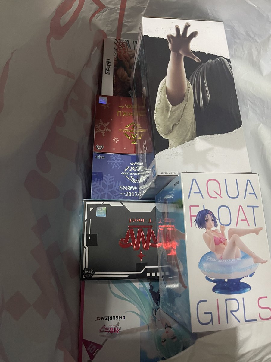 QxSft's tweet photo. 勇次郎600円、貞子500円、初音ミクT-most800円、フィギュリズムアルファ700円、2012ver600円、2013ver500円でぽんぽん獲れてたのに要らないToLOVEるに2000円沼って閉まった💦 https://t.co/Khj9oJ1adn