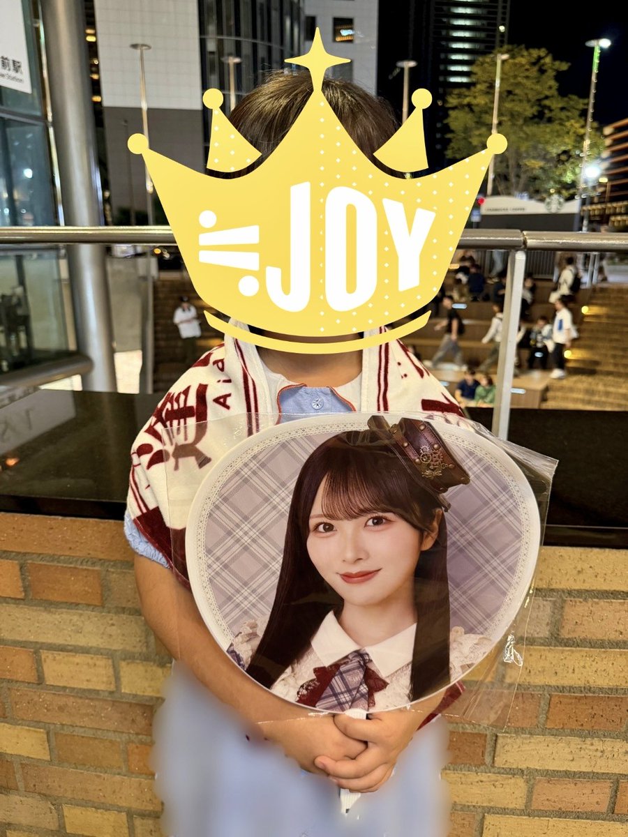 kazu_AHBP's tweet photo. EN1『僕たちの歌』で、
珠里依ちゃんがステージにいないから娘と「珠里依ちゃん来るかなー？」と話してたら後方から練り歩きに登場！
さらに娘の前に止まって頭ポンポンの振りと満面の笑顔をいただきました！
終演後大喜びの娘をパシャリ！
#ニアジョイ全国ツアー2026
#ニアジョイ　　
#逢田珠里依 https://t.co/gaBRVHeYBj