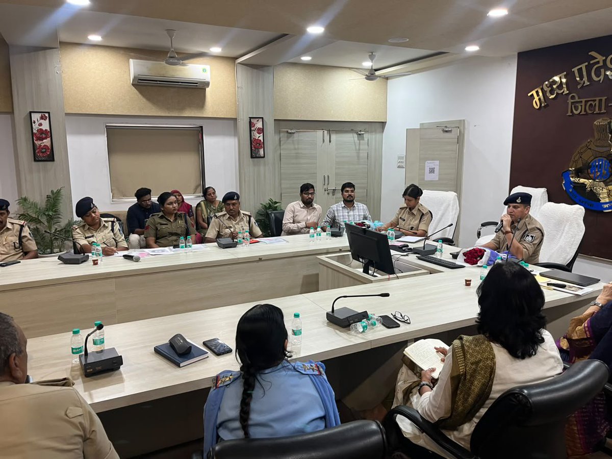 PROJSDhar's tweet photo. महिलाओं एवं बच्चों के विरुद्ध हिंसा की रोकथाम और संवेदनशील पुलिसिंग पर पुलिस अधीक्षक कार्यालय में दो दिवसीय प्रशिक्षण संपन्न

कानूनी प्रावधानों की समझ, पीड़ित-केंद्रित कार्यप्रणाली और विभिन्न संस्थाओं के बीच समन्वय पर दिया गया जोर
@JansamparkMP
@mohdept https://t.co/EjDRie6qku