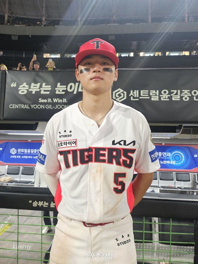 5iat1gers's tweet photo. “나 진짜 왜 이러지?”…김도영 자신도 믿기 힘든 슈퍼스타의 운명 “100홈런 중 오늘이 최고

https://t.co/CZMb66Y9LJ 

아 진짜 사진 ㅆㅂㅋㅋ https://t.co/6emSVzGx69