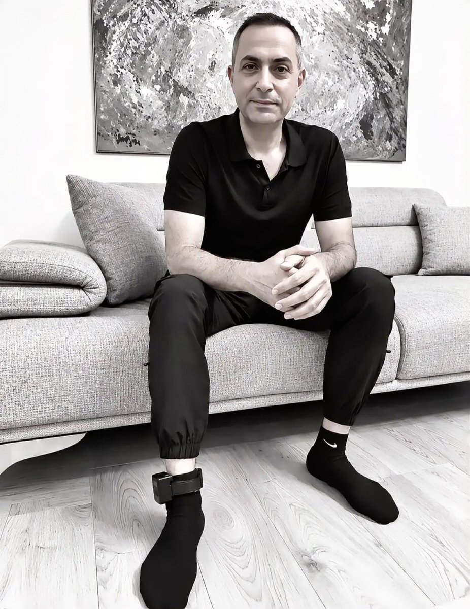 frekanstr_'s tweet photo. Ev hapsi cezasına çarptırılan Murat Ağırel:

• Bu fotoğrafa iyi bakın. Ayağımda elektronik kelepçe var. Ama en sonda söyleyeceğimi baştan söyleyeyim:

• Meslektaşlarım Şaban Sevinç ve Mustafa Balcı cezaevindeyken ayağımdaki kelepçenin benim için hiçbir önemi yok.

• Ben evimdeyim, onlar dört duvar arasında. Mesele ben değilim. 

• Mesele, gazeteciliğe yönelen baskı.

• 9 Ekim Cuma günü, Ticaret Bakanlığı ve Bakan Ömer Bolat’ın şikâyeti üzerine savcılıkta ifade verdim.

• Mahkeme yurtdışına çıkış yasağı ve haftada üç gün imza kararı verdi. Savcılık itiraz etti. İmza yükümlülüğü ev hapsine çevrildi.

• Ne yaptım? Sahte belge mi ürettim? Özel hayat ile ilgili bilgi mi verdim?

• Bilmediğim rakamları gerçek diye mi açıkladım? Hayır.

• Meclis kürsüsünde dile getirilen, tutanaklara giren iddiaları araştırdım. Soru sordum.

• İddialarda adı geçen isimlerden birinin Ticaret Bakanı Ömer Bolat olduğunu söyledim.

• Ömer Bolat’ın Hedef Portföy bünyesinde yatırımının bulunduğu iddiasını aktardım.

• Ayrıca Hedef Portföy çevresindeki şirketler, ticaret sicili kayıtları, ortaklık ve adres bağlantıları hakkında edindiğim bilgileri anlattım.

• Program canlıydı.

• İsmail Saymaz ve diğer yayın arkadaşlarım doğal olarak sorular yöneltti.

• İsmail Saymaz, 400 milyon lira yatırılıp 800 milyon lira alan bakanın Ömer Bolat olup olmadığını sordu.

• Verdiğim yanıt çok açık: “400 koyup 800 aldığını bilmiyorum. Bu konuda bilgim yok.”

• Şaban Sevinç ve Mustafa Balcı cezaevinde.

• Gazetecilik yalnızca kendin için özgürlük istemek değildir; görüşüne katılmadığın meslektaşının da özgürlüğünü savunabilmektir.

• Asıl sorular hâlâ ortada:

• Fon krizinde kim kazandı, kim kaybetti? Kimler krizden önce çıktı? Hangi hisselerin değeri olağandışı işlemlerle yükseltildi? Denetim kurumları ne yaptı? Siyasi veya bürokratik nüfuz kullanıldı mı?

• Yatırım hesabı sahibi olmak suç değildir; hakkında iddia bulunan herkes de suçlu değildir.

• Ama hiçbir kamu görevlisi sorulardan muaf değildir.

• Ayağıma kelepçe takabilirsiniz. Sokağa çıkmamı engelleyebilirsiniz. Cezaevine de atabilirsiniz.

• Ama bu soruları ortadan kaldıramazsınız.

• Çünkü mesele benim ayağımdaki kelepçe değil. Mesele, halkın gerçeği öğrenme hakkı.