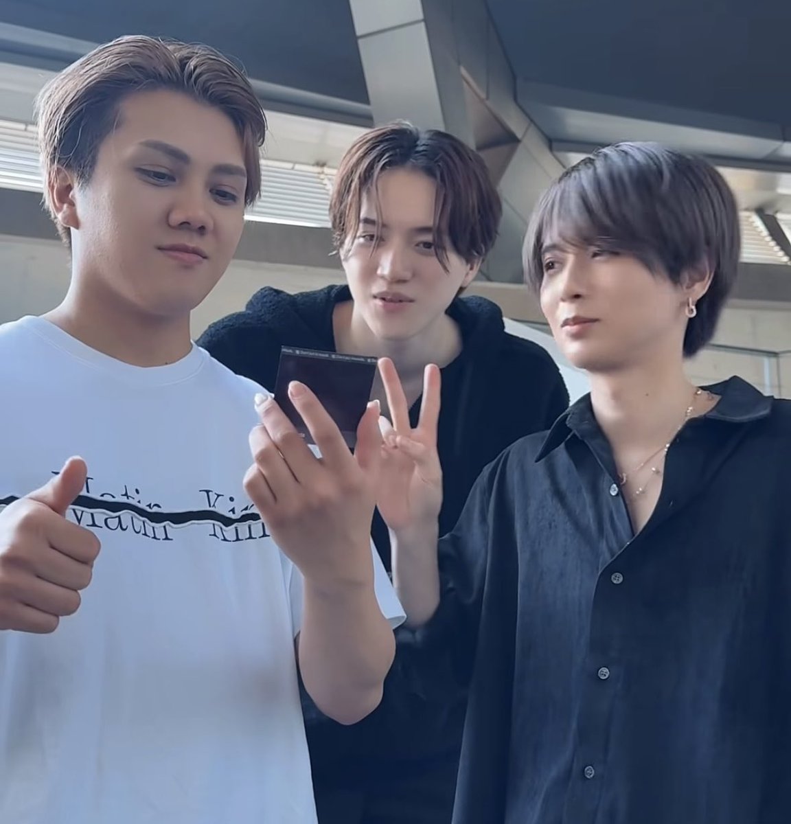 oriiiii_ktl's tweet photo. 好きな子が違う男子と仲良く話してるから2人の間に割って入る不器用男子の絵図。 https://t.co/ort0FHBeo1