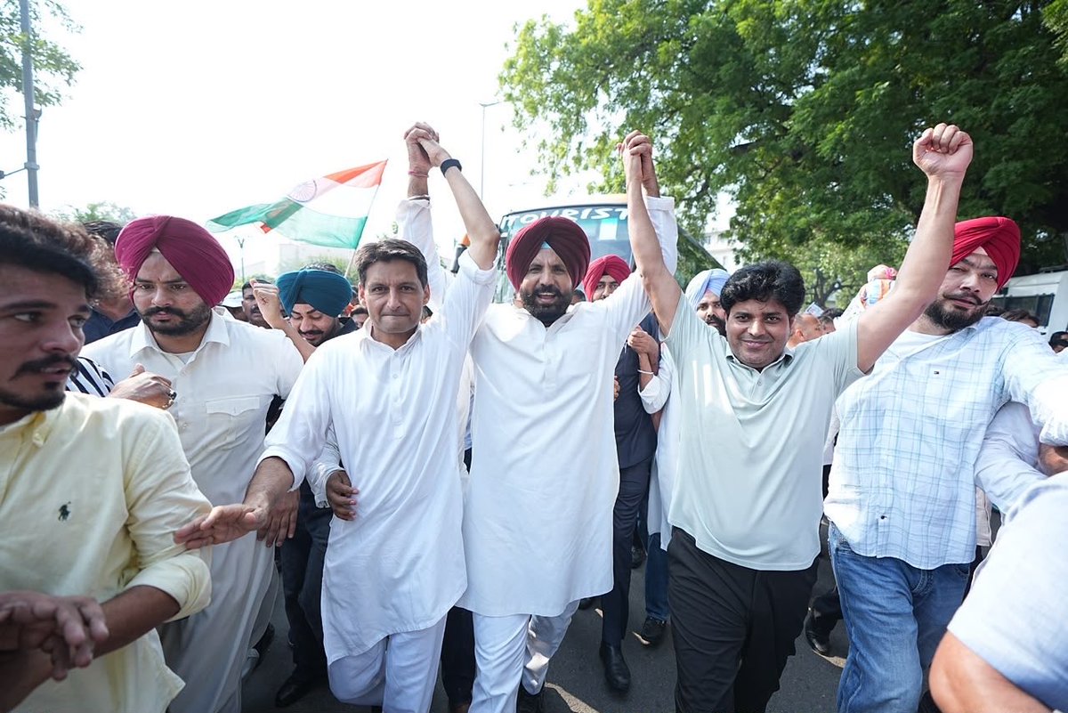 RajaBrar_INC's tweet photo. आज लोकतंत्र की रक्षा, संविधान की गरिमा और न्याय की आवाज़ बुलंद करने के लिए देशभर के लोगों ने सुप्रीम कोर्ट की ओर मार्च किया।

यह सिर्फ़ एक मार्च नहीं, बल्कि ‘वोट चोरी’ के ख़िलाफ़ जनता के आक्रोश और लोकतंत्र को बचाने के संकल्प का ऐलान था! यह उन तमाम भारतीयों की आवाज़ थी, जो अपने वोट के अधिकार की रक्षा, संविधान की हिफ़ाज़त और सत्ता से जवाबदेही की मांग कर रहे हैं।

न ज़ुल्म के आगे झुके हैं, न सत्ता के अहंकार से डरे हैं, न सच की आवाज़ को दबने दिया है।

लोकतंत्र बचेगा, संविधान जीतेगा और वोट चोरों को जवाब देना ही होगा!

#SaveDemocracy #JaiSamvidhan