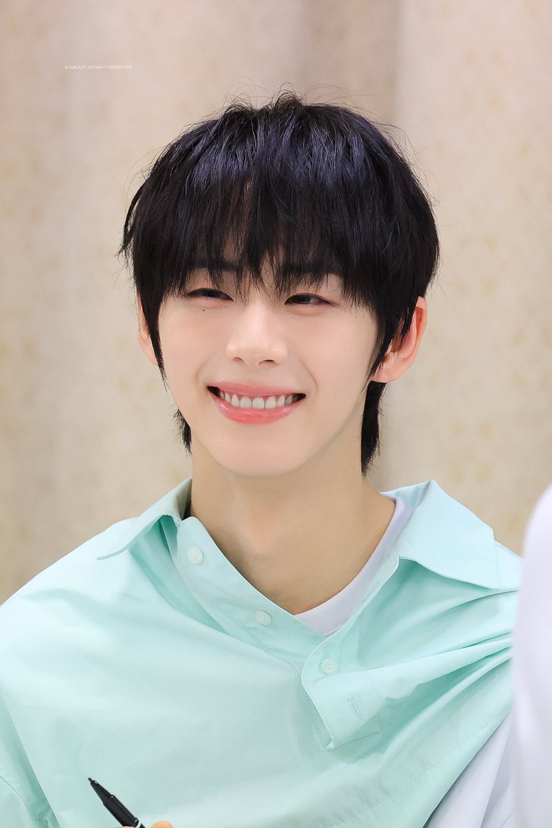 about0906's tweet photo. 블러셔 진한거 언제질리지 https://t.co/7ewUVjMRiP
