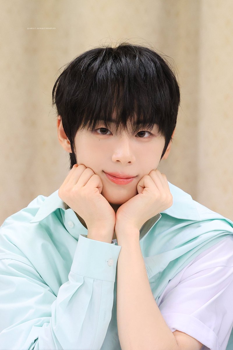 about0906's tweet photo. 블러셔 진한거 언제질리지 https://t.co/7ewUVjMRiP