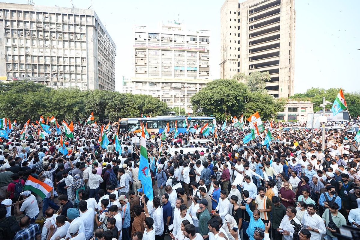 RajaBrar_INC's tweet photo. आज लोकतंत्र की रक्षा, संविधान की गरिमा और न्याय की आवाज़ बुलंद करने के लिए देशभर के लोगों ने सुप्रीम कोर्ट की ओर मार्च किया।

यह सिर्फ़ एक मार्च नहीं, बल्कि ‘वोट चोरी’ के ख़िलाफ़ जनता के आक्रोश और लोकतंत्र को बचाने के संकल्प का ऐलान था! यह उन तमाम भारतीयों की आवाज़ थी, जो अपने वोट के अधिकार की रक्षा, संविधान की हिफ़ाज़त और सत्ता से जवाबदेही की मांग कर रहे हैं।

न ज़ुल्म के आगे झुके हैं, न सत्ता के अहंकार से डरे हैं, न सच की आवाज़ को दबने दिया है।

लोकतंत्र बचेगा, संविधान जीतेगा और वोट चोरों को जवाब देना ही होगा!

#SaveDemocracy #JaiSamvidhan