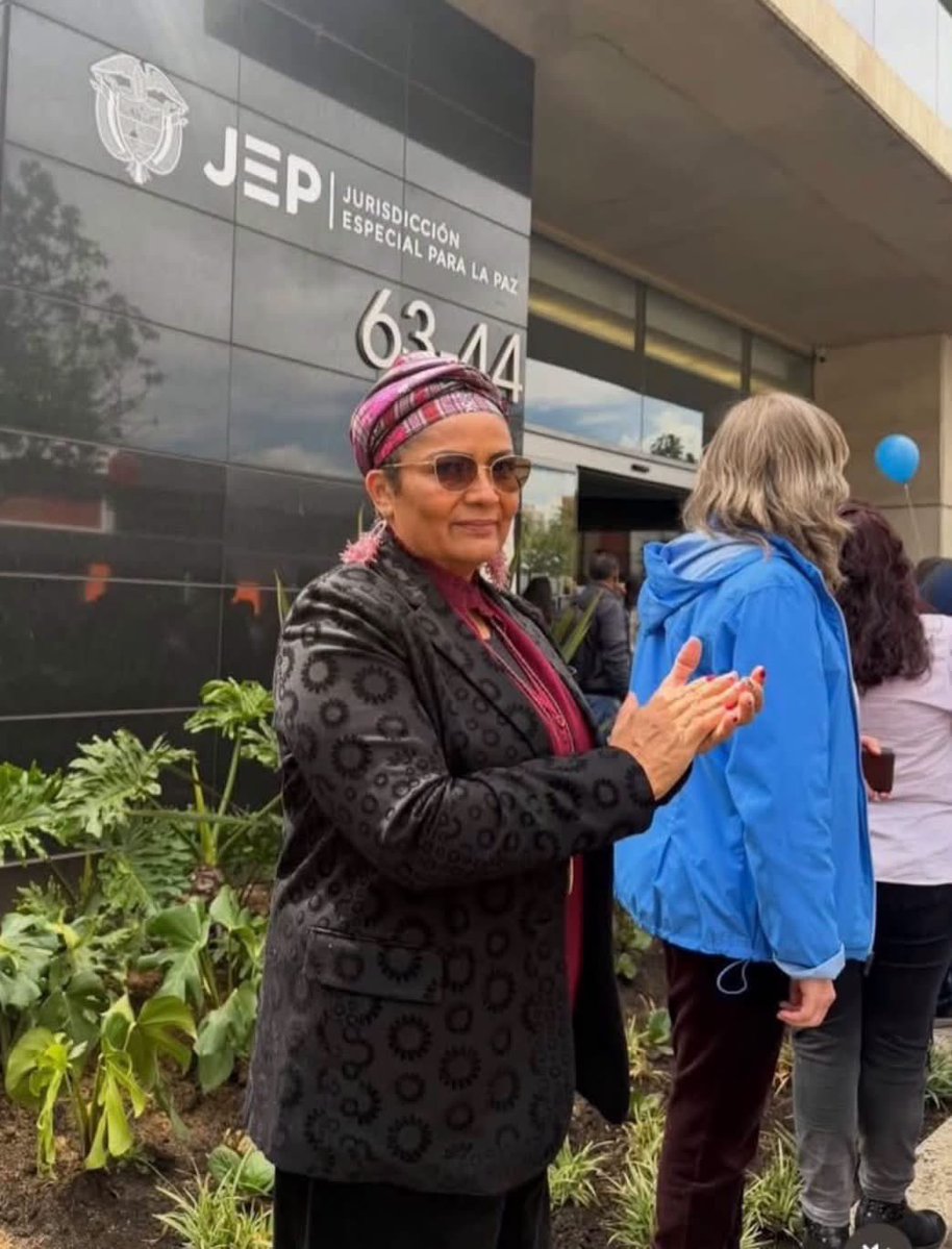 waldoalarconho1's tweet photo. La mujer en la marcha de @JEP_Colombia de Ramelli es Victoria Sandino (FARC), acusada de reclutamiento y de realizar abortos con alambres de púas a menores embarazadas por los cabecillas de la guerrilla. ¿Los victimarios respaldando a su juez? Un tribunal que prioriza al criminal https://t.co/ub6b9eBpIM