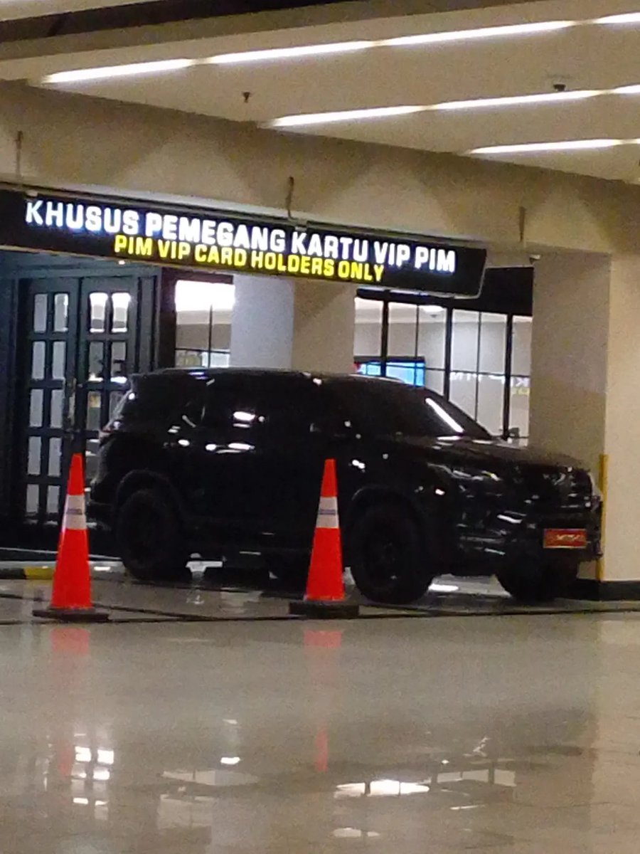 keluhkesahkonoh's tweet photo. Yang pegang kartu parkir VIP malah orang-orang berpelat merah semua. Padahal gaji mereka dibayar dari pajak kita, rakyat yang kerja di sini. Bajingaaaaan!!!! https://t.co/dYmYlEsk2O