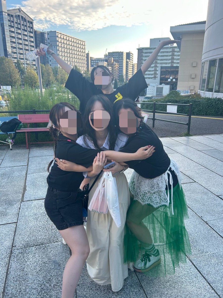 K___R___M__'s tweet photo. 急遽ほたちのTシャツ作ったのも、何年も一緒なのに何気初連番だったのも、毎年安定のみなちゃんも、3人でずっと飛び跳ねてたのも何もかも楽しかった💚❤️🩵💛

知ってる人たちいっぱいで楽しいMAXだったなあ💭

そしてライブ中の3人のツボはたっちゃんでした（笑）

 #TheZA  #GRe4NBOYZ https://t.co/9lKBGbwqkk