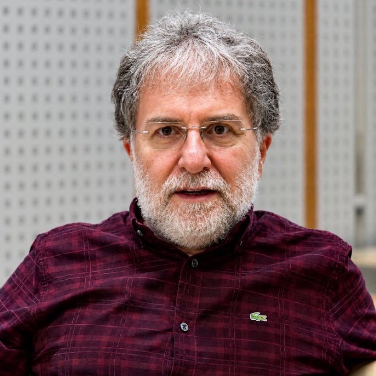 frekanstr_'s tweet photo. Ahmet Hakan: “Ne zaman Tayyip Erdoğan’la iki satır muhabbet eden biriyle karşılaşsam hep aynı şeyleri işittim;

• Acayip doğal biri.
• Çok samimi.
• Beklediğimin tam tersi.
• Hiçbir yapmacıklığı yok.
• Konulara çok hakim.
•Hiç böyle olduğunu düşünmüyordum.

Ortalık ‘hakikati yerlerde / imajı yükseklerde’ tiplerle kaynarken, Tayyip Erdoğan’ın sahip olduğu pozitif hakikatin, imajına yansımaması çok acayip değil mi?

Bence çok acayip.”